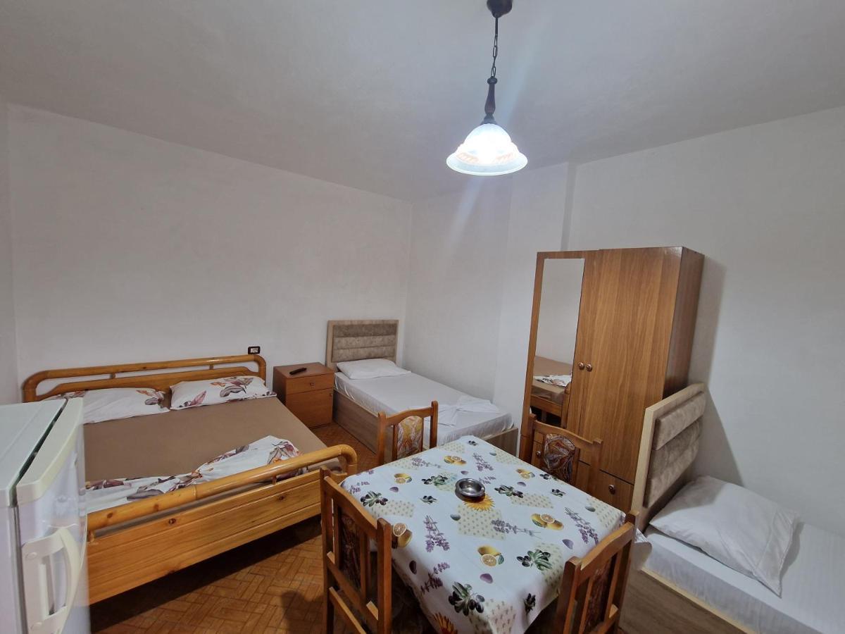 Guest House "Pisha" Durres Exterior photo
