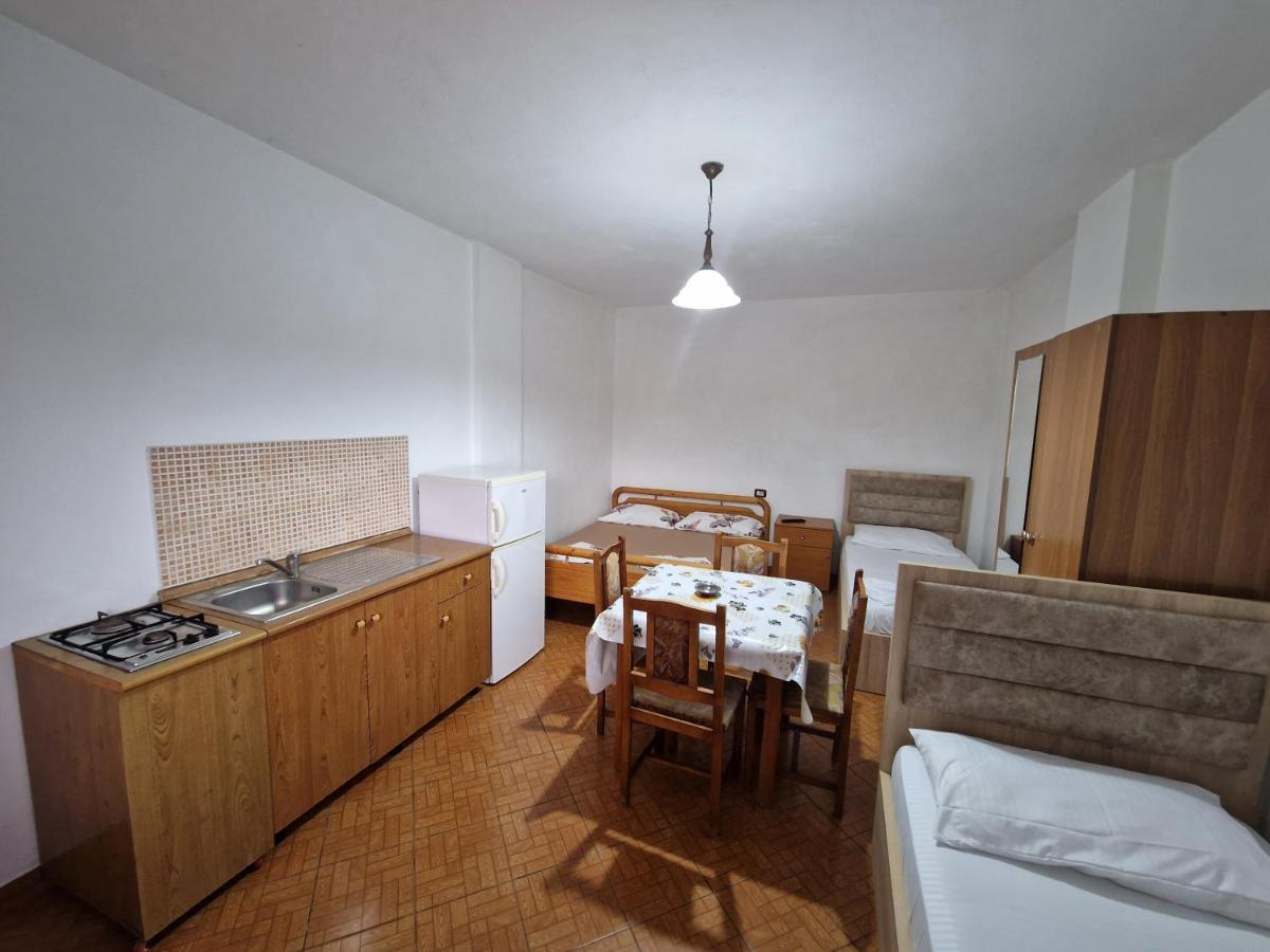 Guest House "Pisha" Durres Exterior photo